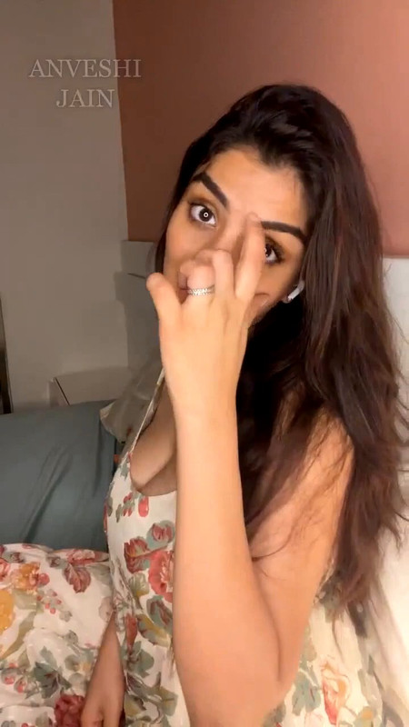 Anveshi Jain Live.mp4.0011