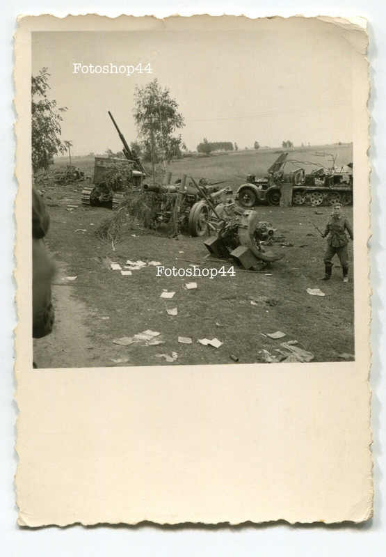 Foto Russland , zerstörte Halbkette , Raupenschlepper , Geschütz