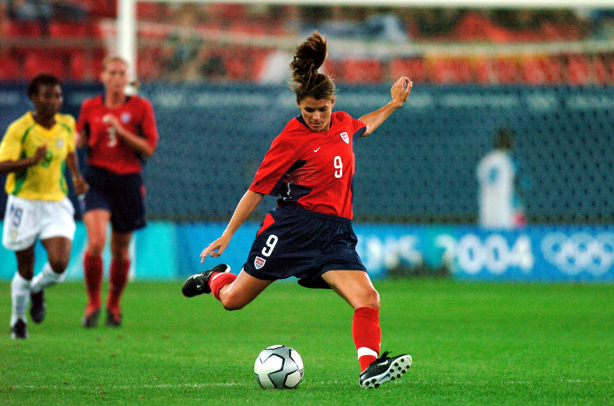 Mia Hamm playing for national USA side