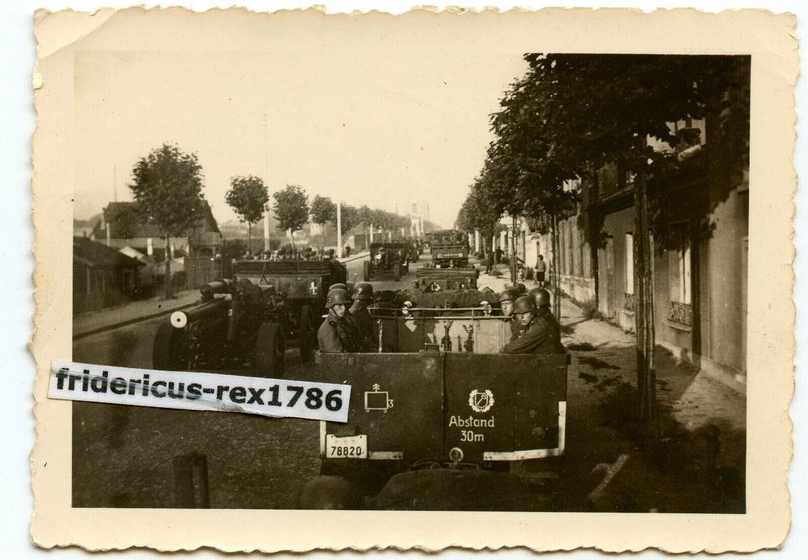 Foto 1. Panzer Div. Horch Einheits PKW Kübelwagen vor Parade Kennung Soldaten