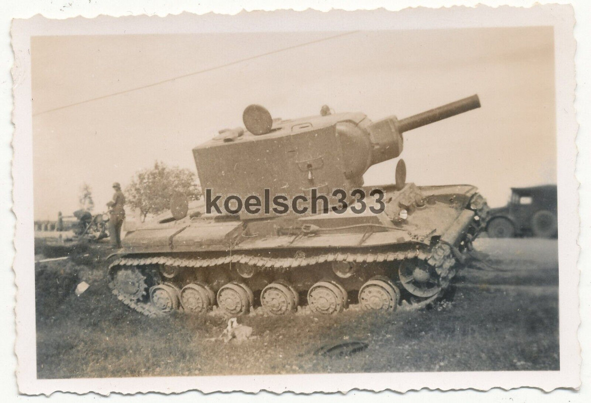 Foto russischer KW-II Panzer Gigant am Straßenrand an der Ostfront Tank Wrack