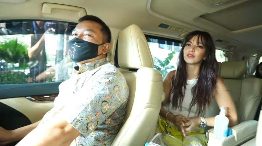 Nia Ramadhani bersama sopir pribadi
