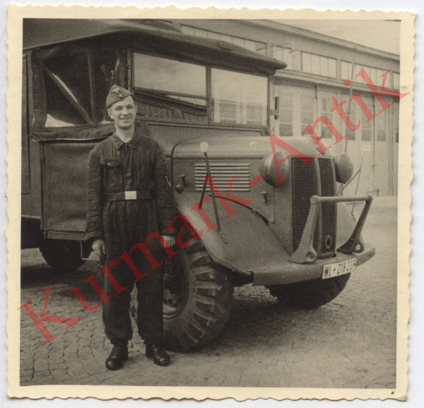 Foto Wehrmacht Beute PKW LKW Austin K2Y Ambulanc