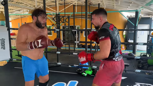 Исмаел Лазар се готви усилеон за GLORY Collision 8