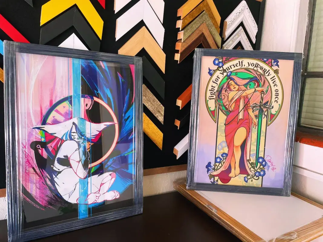 Conjunto de quadros personalizados em uma parede