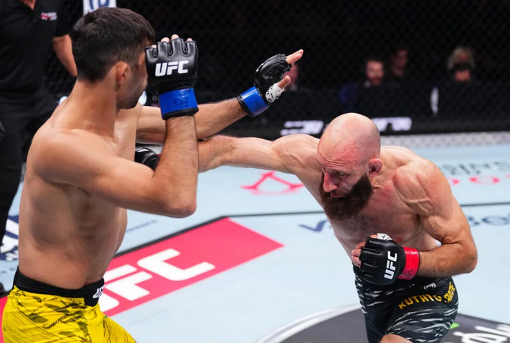 Боец с Чимаев и Топурия в ъгъла бе прегазен в UFC London