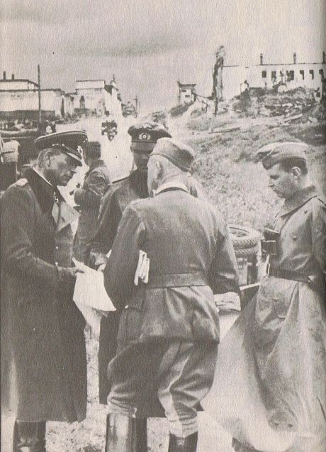 Conferenciando con los miembros de su Estado Mayor en la ciudad rusa de Roslavl. Agosto de 1941