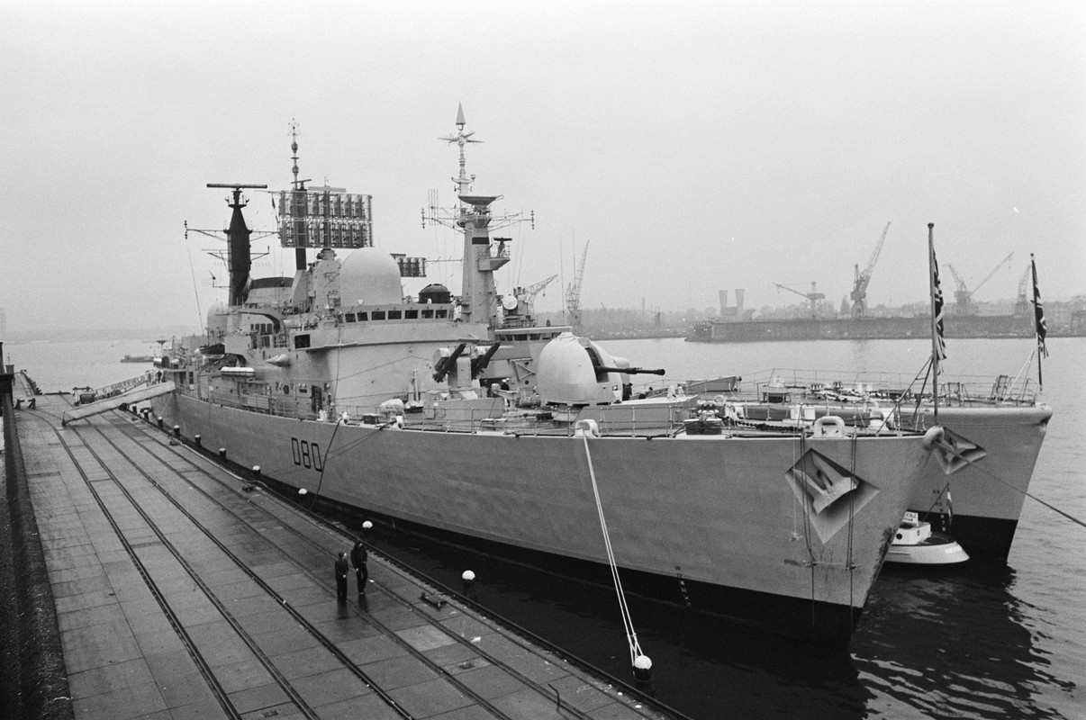 HMS Sheffield (D.80) в Амстердаме 4 ноября 1975-1