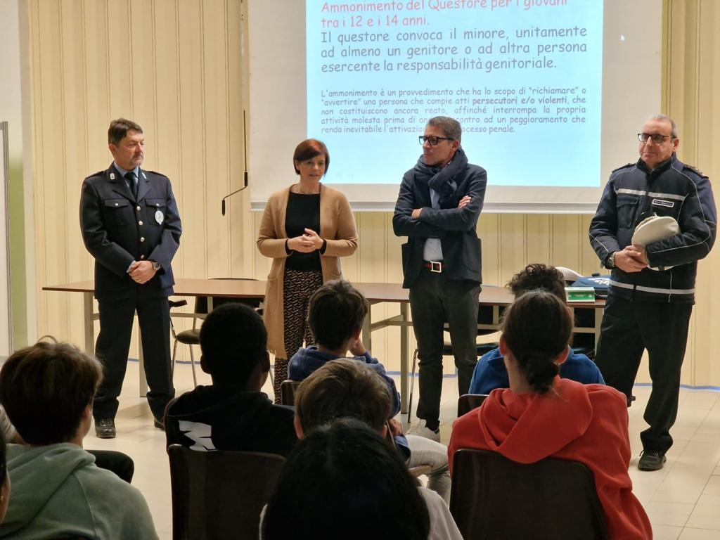 La polizia locale incontra gli studenti del territorio. Trattati i temi del bullismo e cyberbullismo