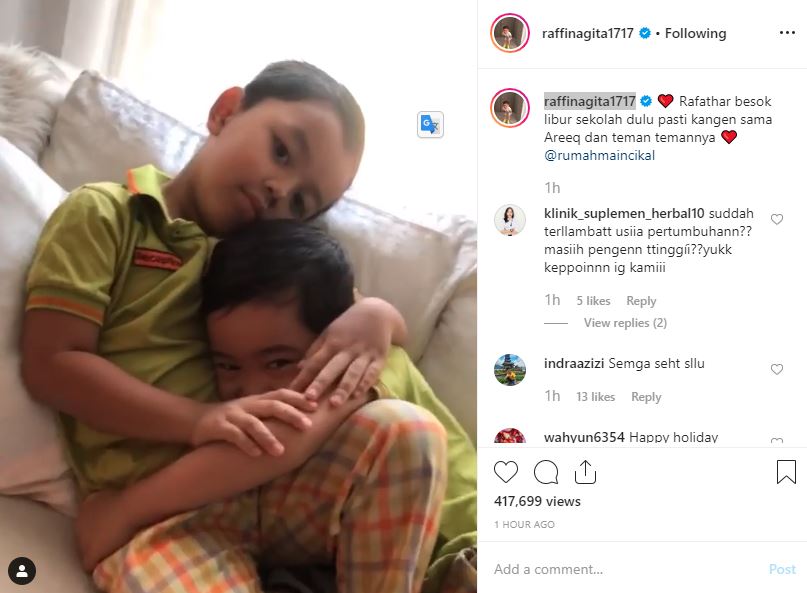 Rafathar memeluk temannya