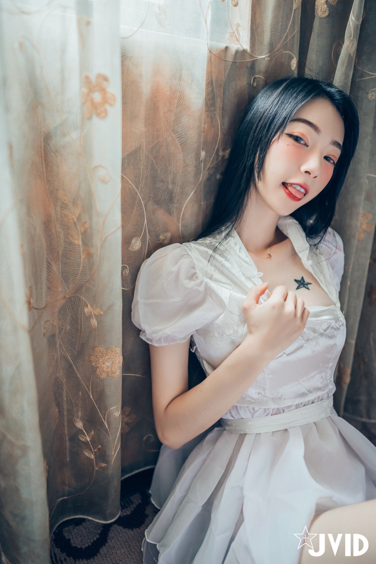 jvid 露出 色色旗袍写真，复古窗边的红衣纹身女孩插图7