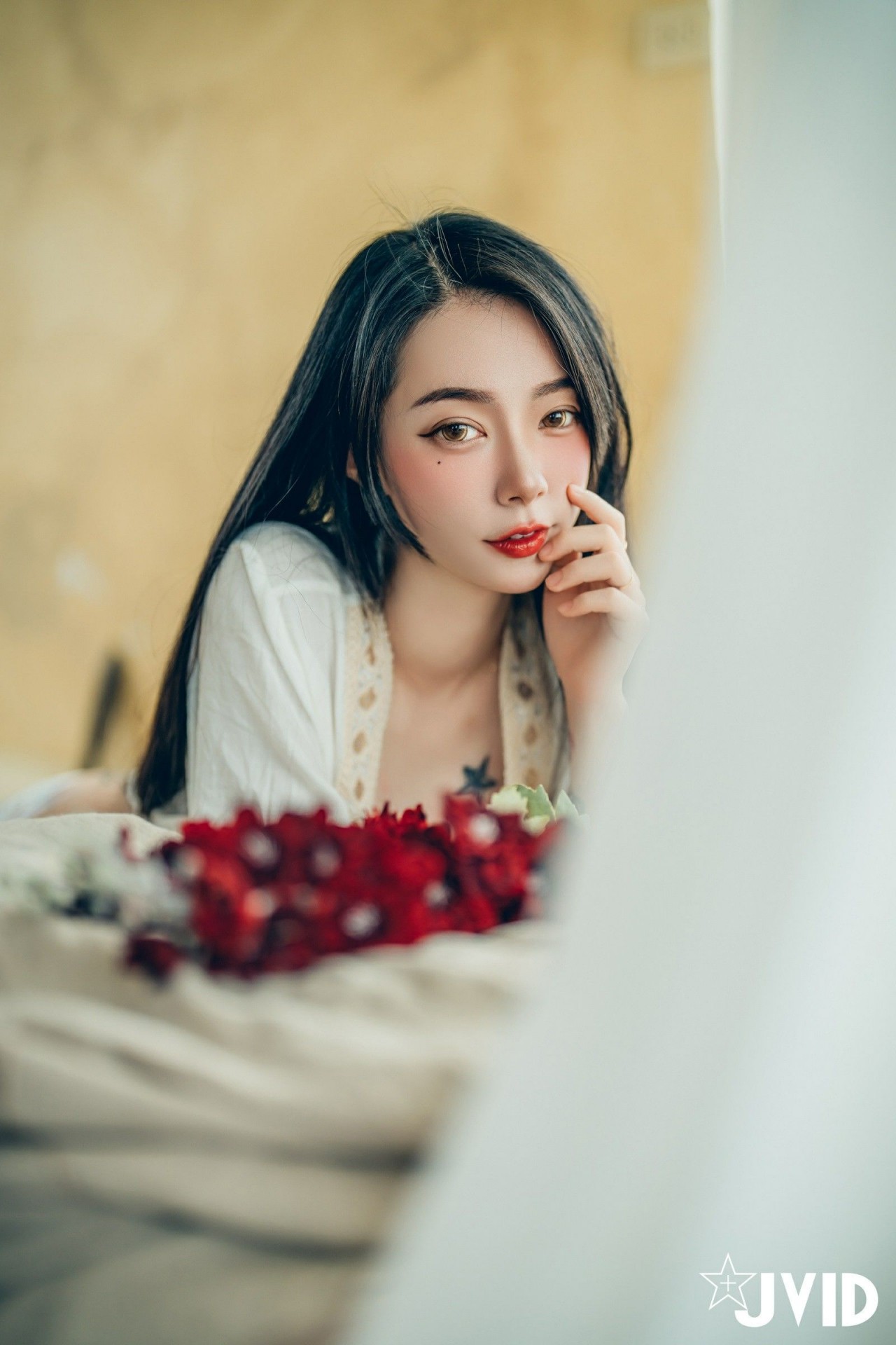 jvid 飄 飄《女神比基尼》美女写真，躺在浴缸场景，尽显性感姿态插图3