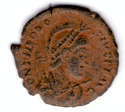 AE2 de Teodosio. GLORIA RO-MANORVM. Emperador estante a izq. en galera. Tesalónica. Smg-1456a