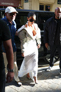 Kim-Kardashian-Cleavage-White-Paris27
