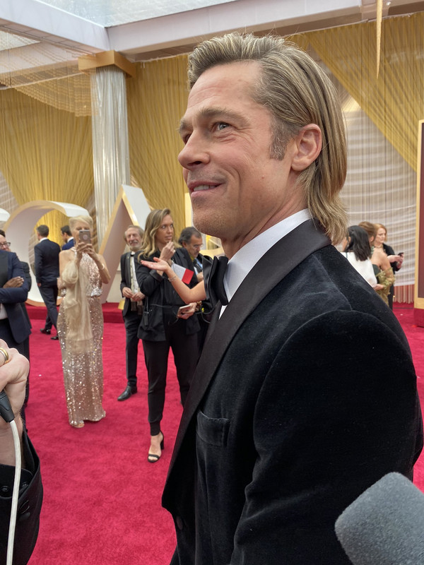 Brad Pitt saat menghadiri penghargaan Oscars ke-92 yang diadakan di Dolby Theatre Hollywood & Highland Center, Hollywood, Minggu (9/2/2020)