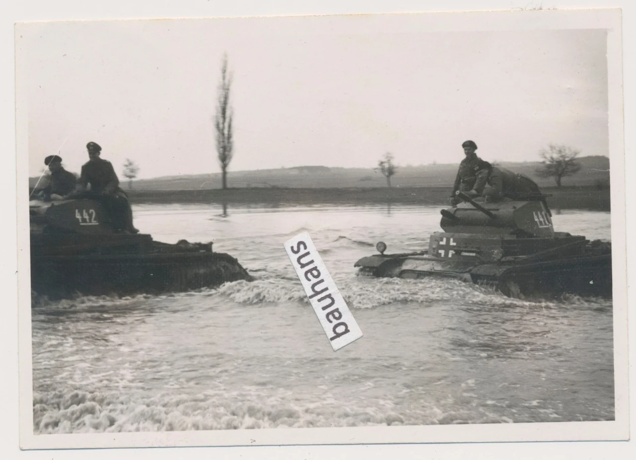 Foto aus Nachlass Panzer Abteilung 66 Panzer Tank Wasser Fahrt (4445n)