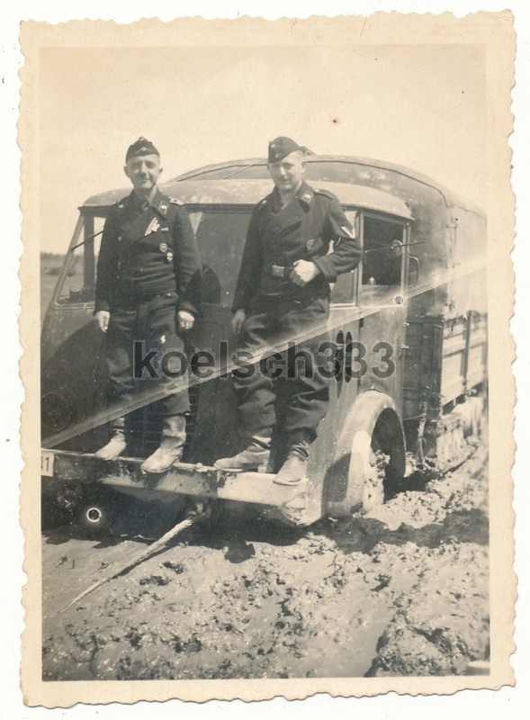 Foto Panzermänner auf französischem Matford V8 F