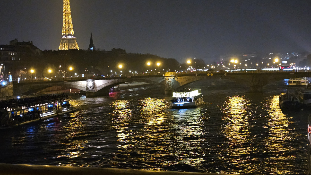 夜晚的塞納河遊船