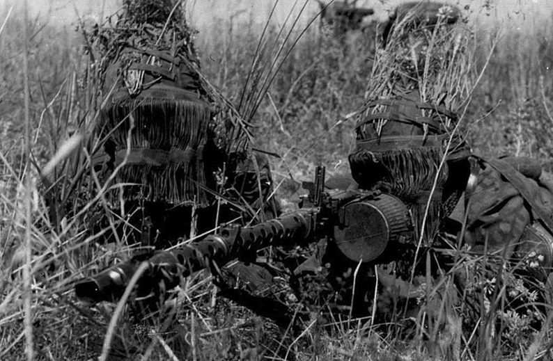 Soldados de la Totenkopf con una MG34 con máscaras de camuflaje Tarn-Gesichtsmaske M42 Soldados de la Totenkopf con una MG34 con máscaras de camuflaje Tarn-Gesichtsmaske M42