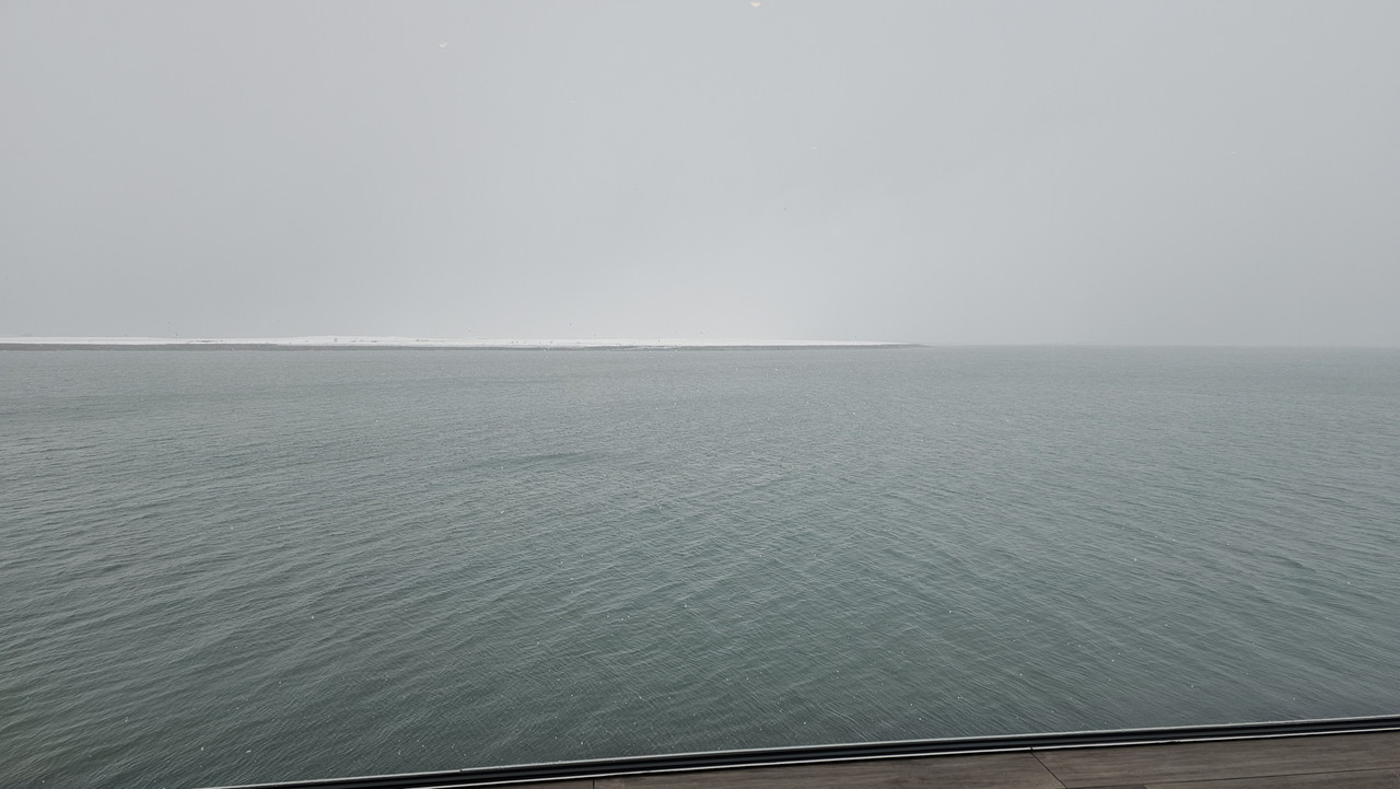 桑拿室也有海景，可以看得出還雪花紛飛，拍攝於14:40