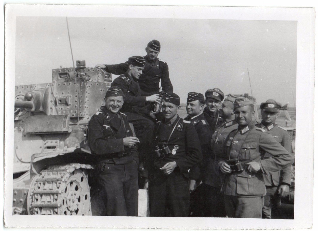 Panzertroops- Comrades posed on their Panzer 38T