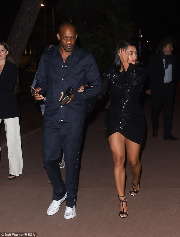 4C126E2D00000578-5715985-Coming_through_With_her_long_legs_on_di