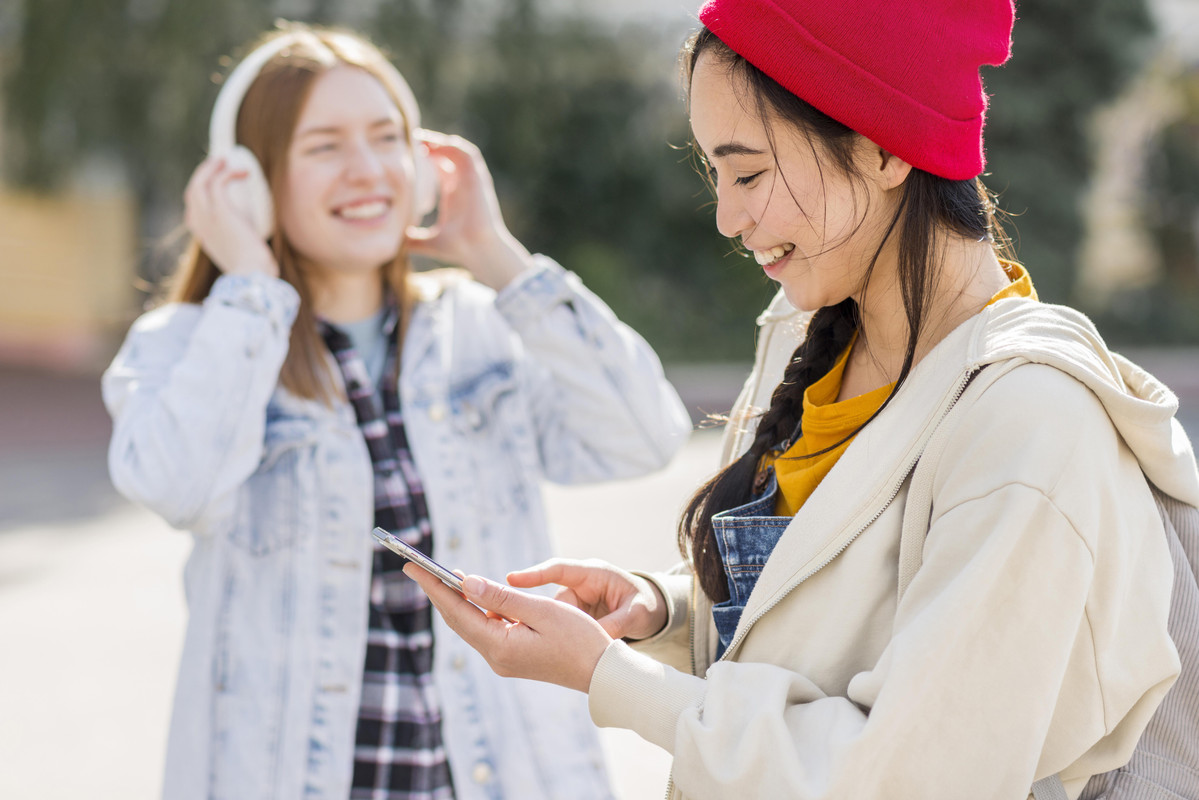 girlfriends-listening-music-headphones