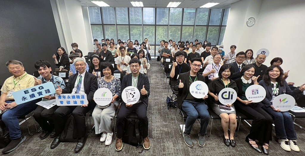 開場大合照，台灣地方創基金會董事長陳美伶（左四）、櫛構科技執行長李緯明（右四）、數發部數位產業署副署長陳慧敏（右三）等貴賓一同合影。（櫛構科技提供）