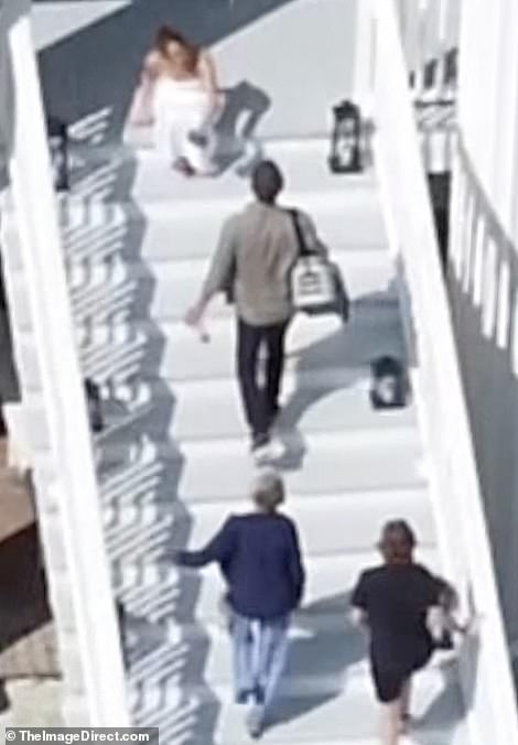61572313-11131101-JLo-was-seen-waiting-for-Affleck-at-the-top-the-stairs-a-32-1661081918554.jpg