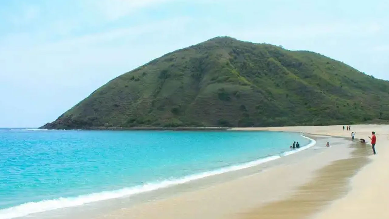 Pantai Mawun, Wisata yang Wajib Dikunjungi di Lombok