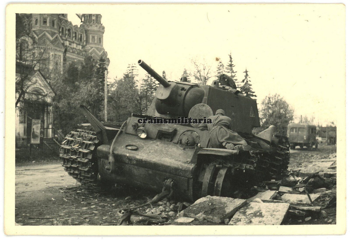 Orig. Foto zerstörte russ. Beute Panzer KW-1 KV-1 Tank b. Kirche Russland 1941