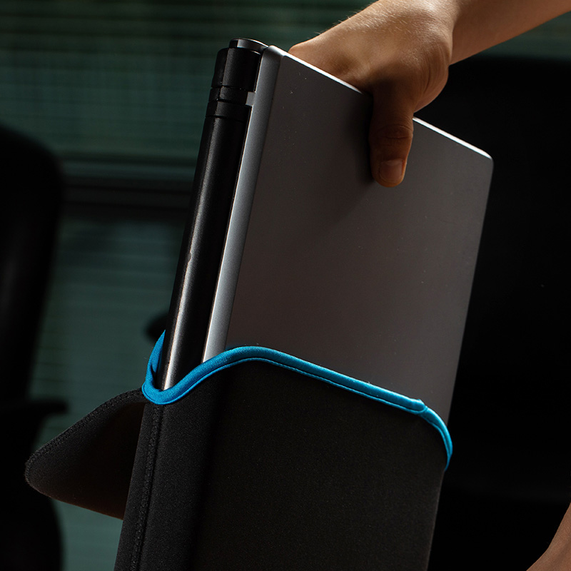 Funda reversible Klip Xtreme Kolours mostrando sus dos colores, negro y azul.