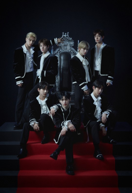 Grup ENHYPEN dengan cepat muncul sebagai 'tren yang muncul' di antara 'idola generasi ke-4' dengan momentum melampaui 300.000 kopi dalam pre-order untuk album debut mereka.