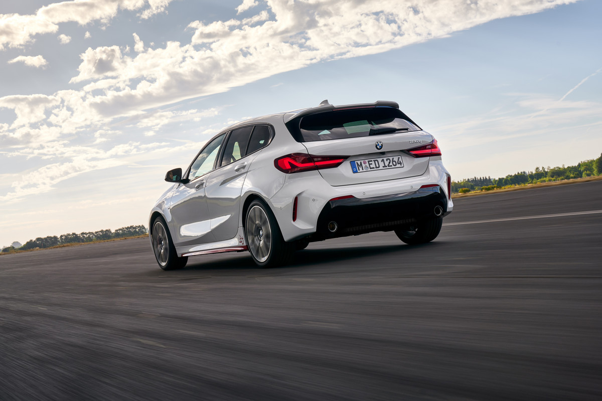 P90402180_highRes_the-all-new-bmw-128t