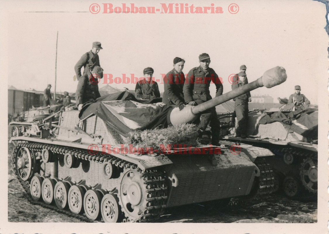Foto Endkampf 10,5cm Sturmhaubitze 42 STuG IV Sturmgeschütz Zimmerit 1944 !!