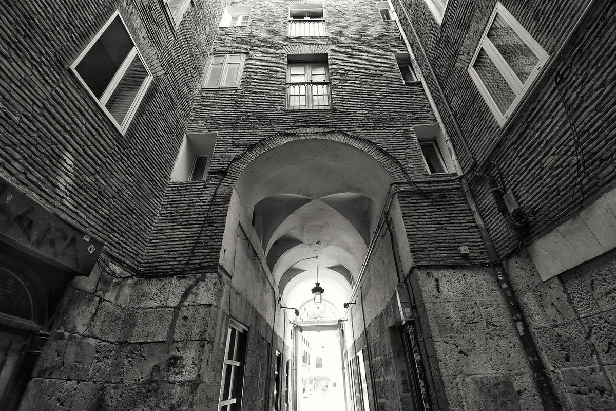 blacknwhite-inner-court.jpg