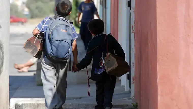 Niña de Guatemala se vuelve políglota para poder vender su mercancía