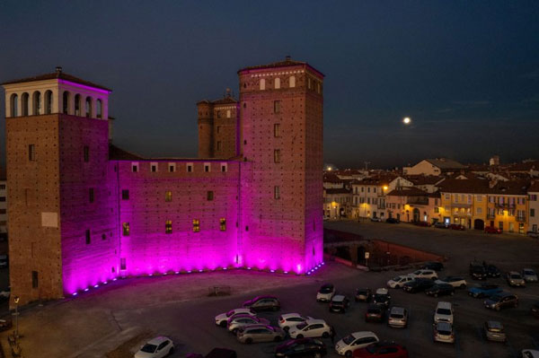Il castello di Fossano illuminato di rosa (torino.corriere.it)