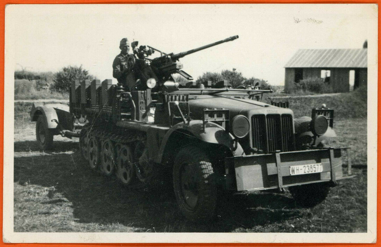 Foto-Ak.Wehrmacht 2.Wk.Halbkettenfahrzeug mit Flakgeschütz