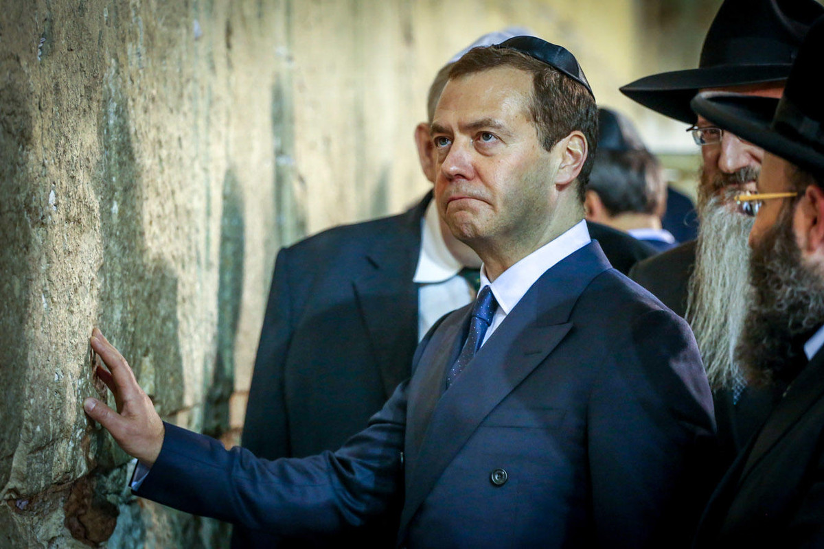 Фото евреев россии. Медведев у стены плача в ермолке.