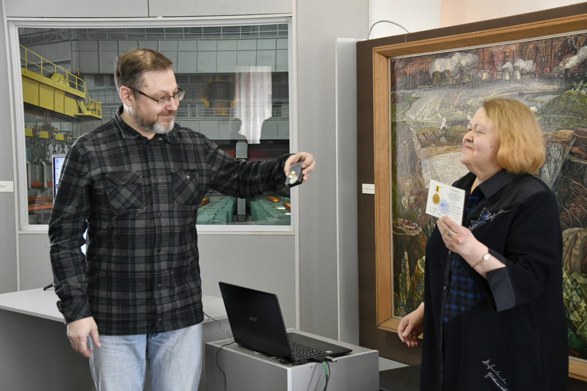 М.Ю. Елькин вручает Т.В. Смирновой медаль «За вклад в развитие генеалогии и прочих специальных истор