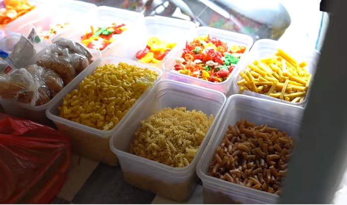 Pilihan topping di Kedai Seblak Abang Uni.