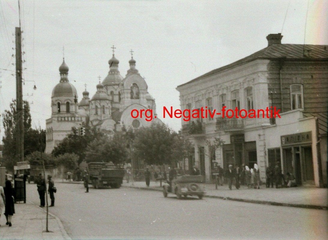 Foto 2WK org.Negativ Ostfront wunderschöne orthodoxe Kirche WH Fahrzeug Zivilist