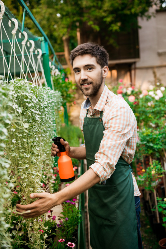 Un jardinier paysagiste au travail