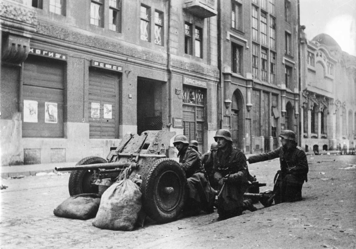 Расчет немецкой 37-мм противотанковой пушки PaK 3536 на улице Харькова.