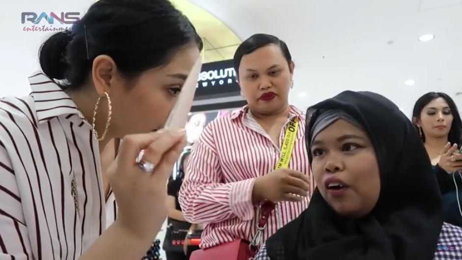 Nagita Slavina membelikan Rahmawati Kekeyi make up

