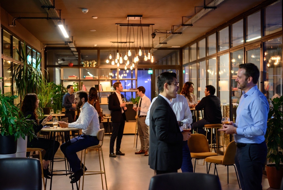 Ondernemers op kantoor bij voorbereiding installatiebedrijf overnemen