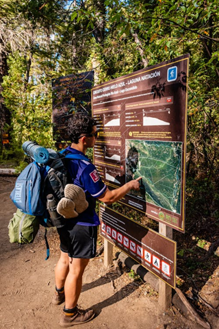 Un randonneur regardant une carte