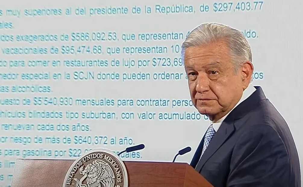 Exhibe AMLO ingresos de los ministros de la SCJN