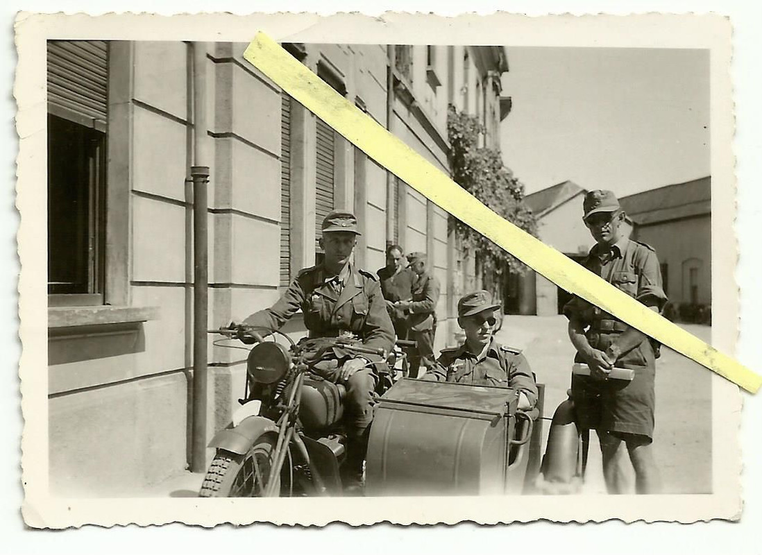 Mailand Italien Juli 1944 - Wehrmacht mit Motorrad Krad vor Gebäude
